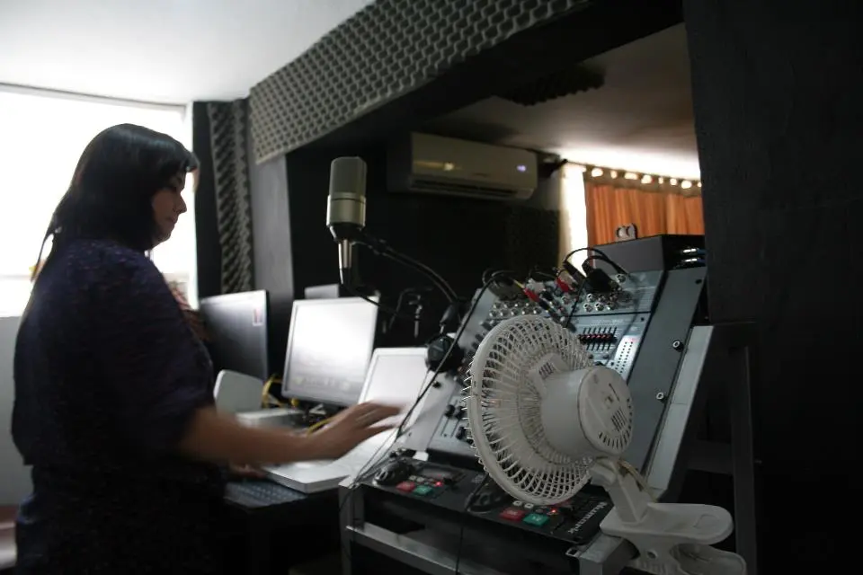 Operación técnica desde la cabina de RadioDoxa